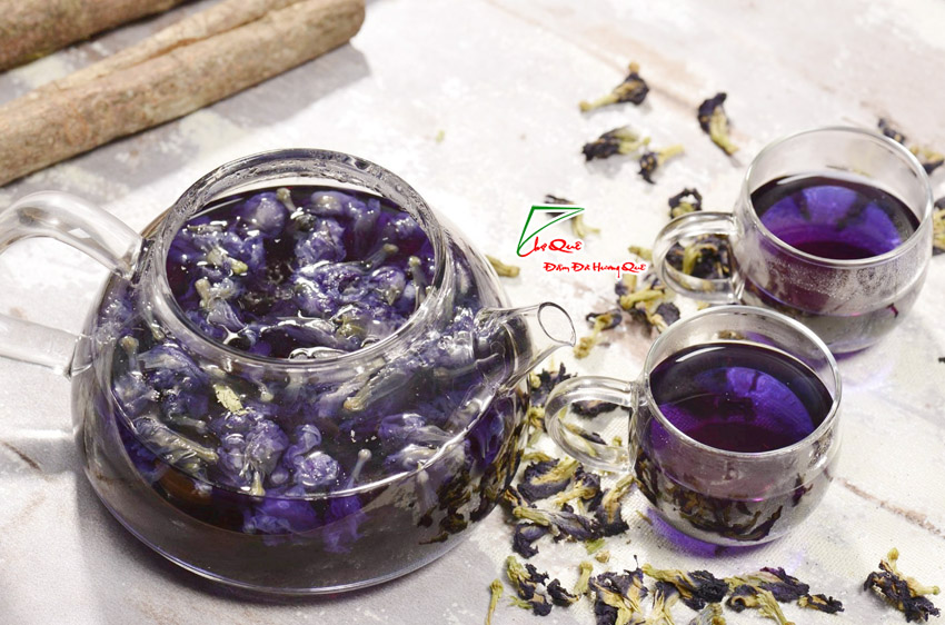 Hoa đậu biếc khô ngâm trong nước nóng